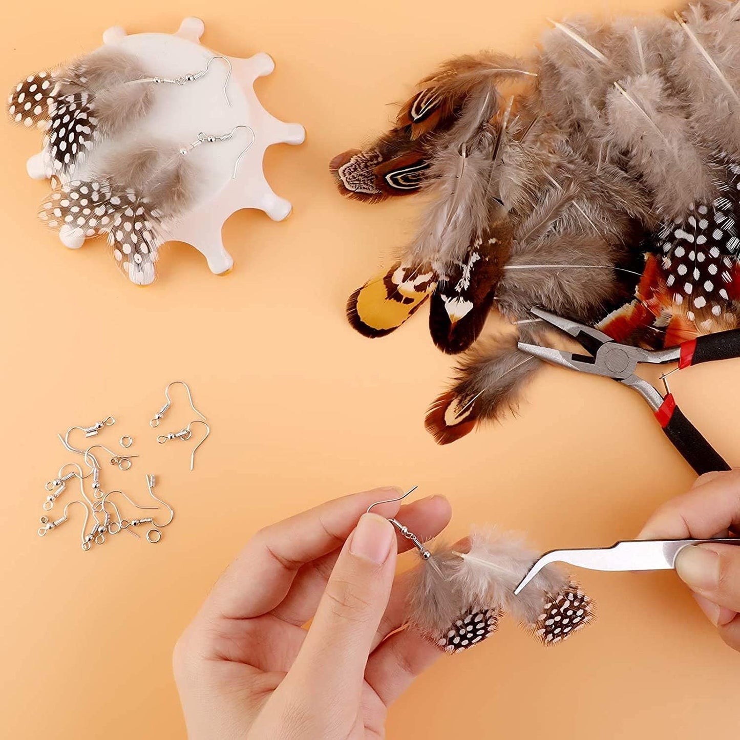 200Pcs Assorted Feathers, 4 Styles Chicken Feathers for DIY Crafts Dream Catcher Halloween Costume Carnival Party Mask Decoration